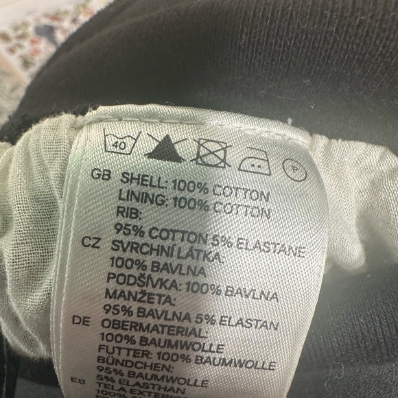 Black and white skirt. Can be folded or high waist. H&M size 8. Good condition - Picture 4 of 4